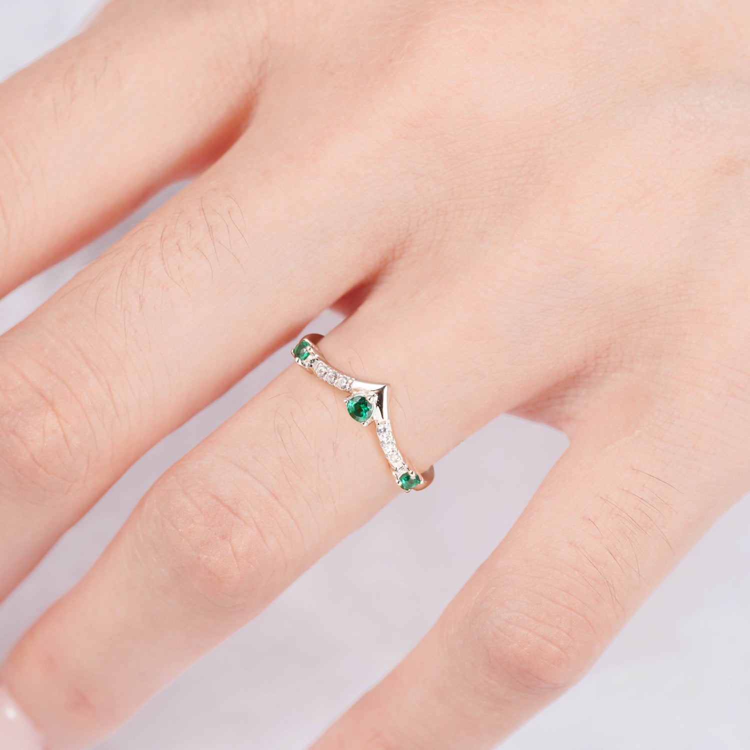 Nesa Curved Emerald Band Sterling Silver