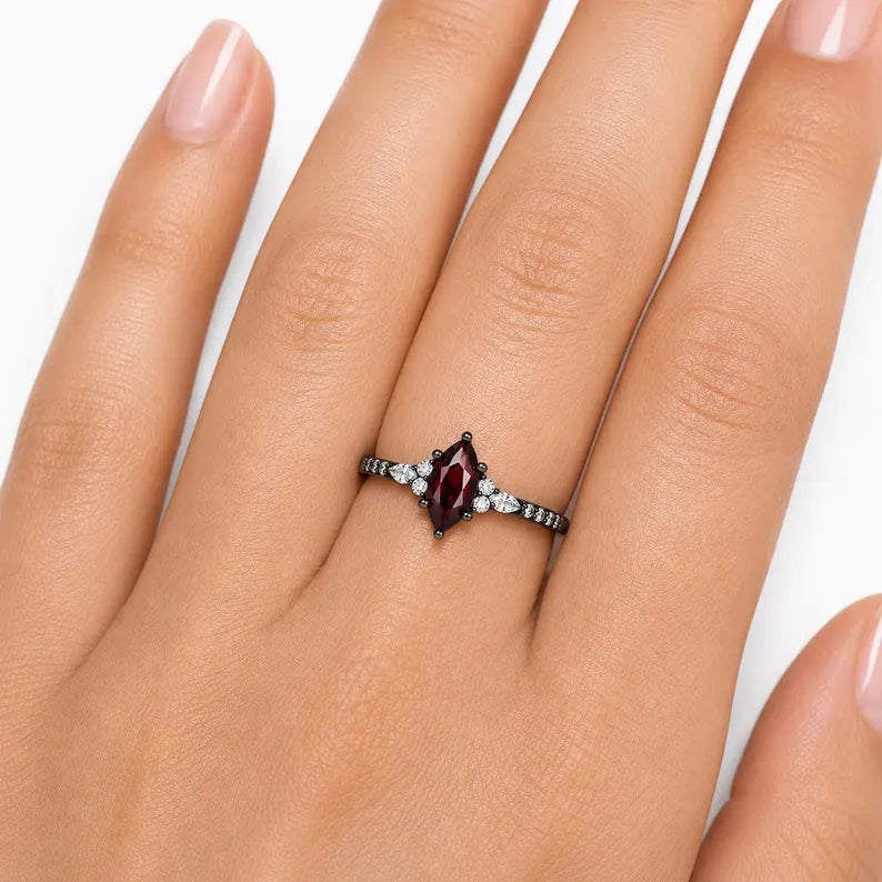 Alice Garnet Ring Black Gold