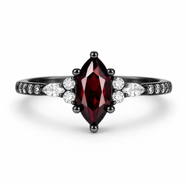 Alice Garnet Ring Black Gold