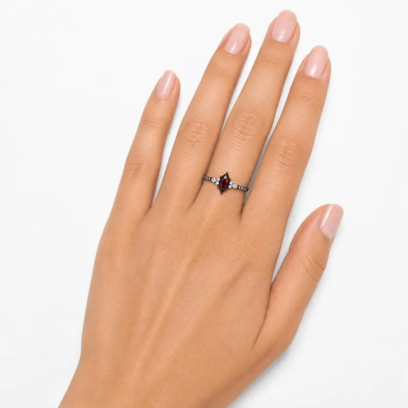 Alice Garnet Ring Black Gold
