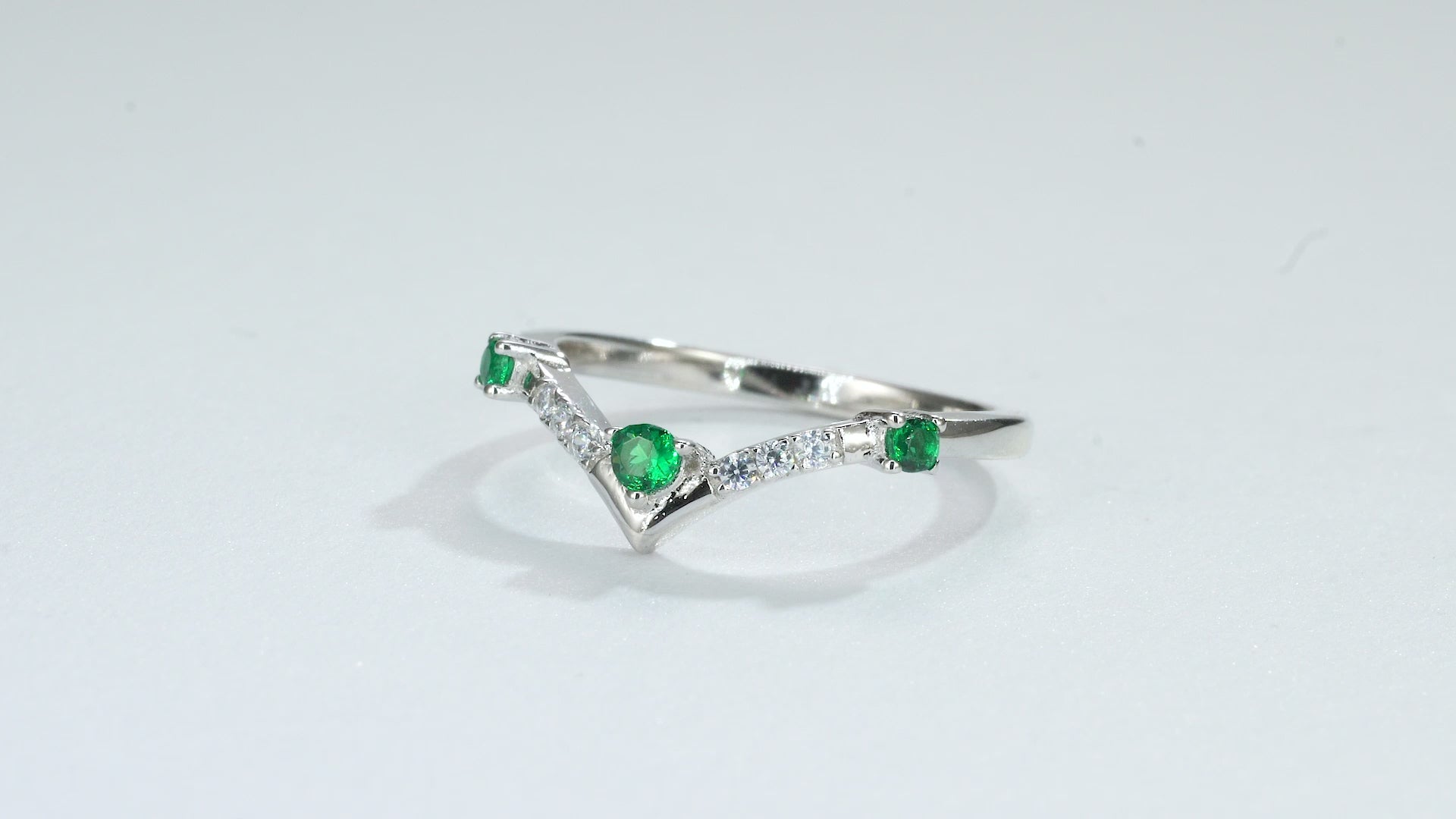 Nesa Curved Emerald Band Sterling Silver
