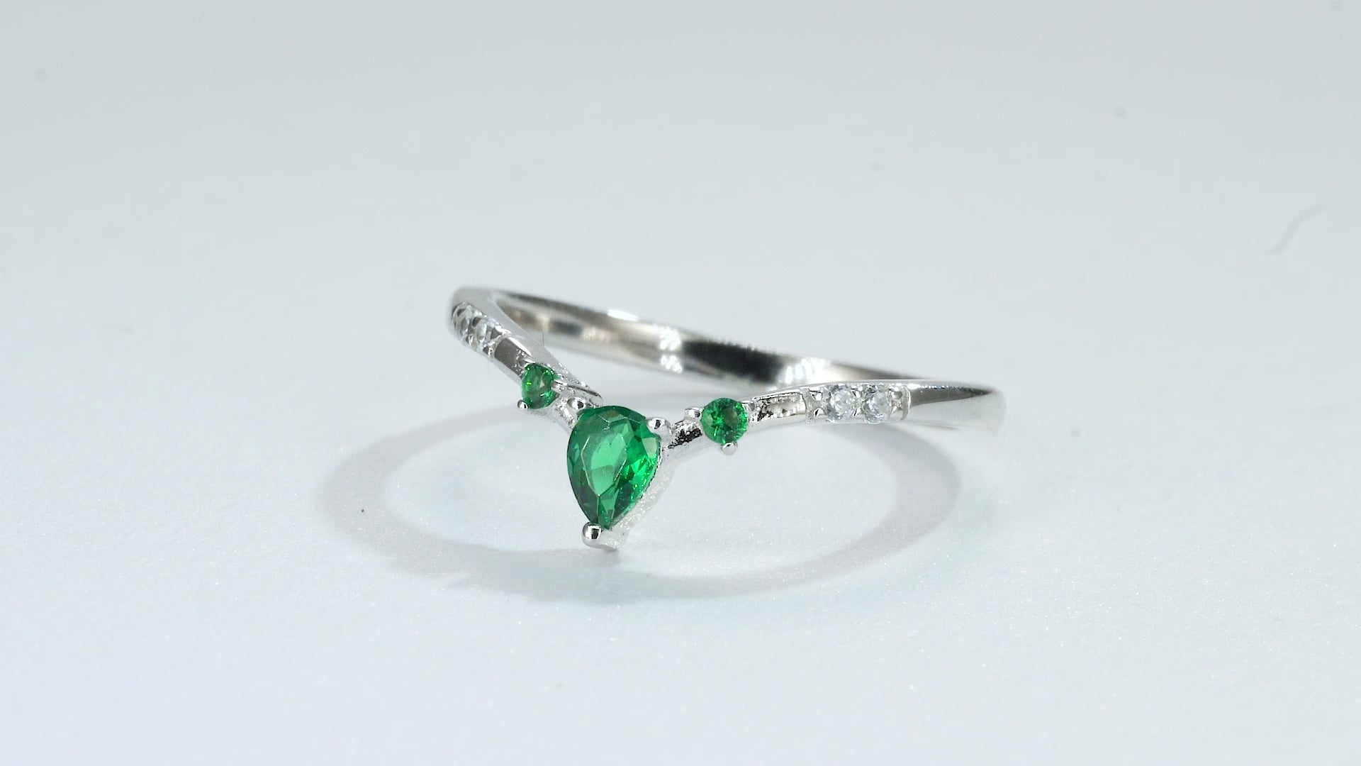 Mesa Curved Emerald Band Sterling Silver